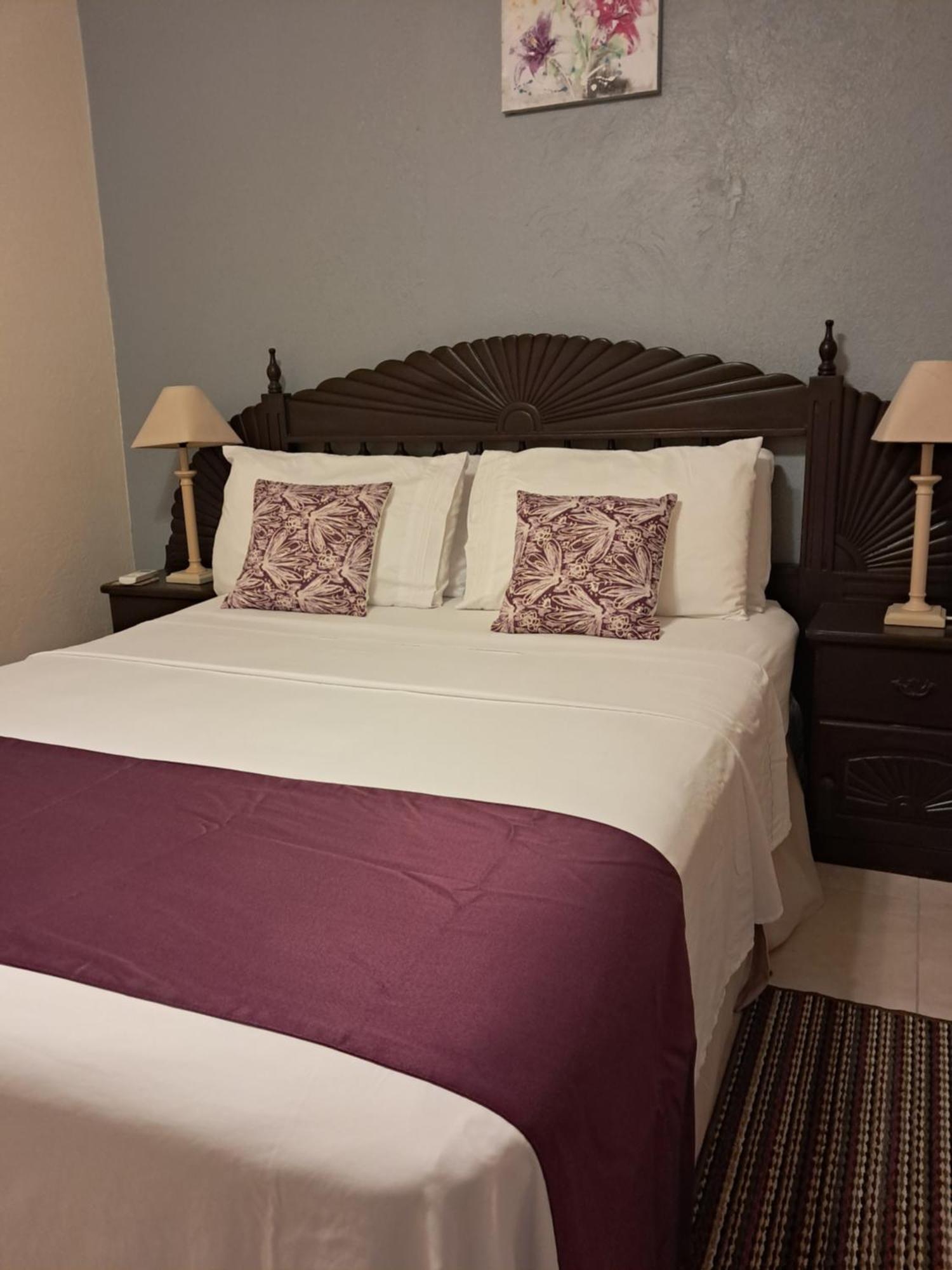 Michand Guest Apartments- Cozy One Or Two Bedroom- 5 Walk Minutes From Airport 10 Mins Drive To Oistins Or Beach Christ Church Dış mekan fotoğraf