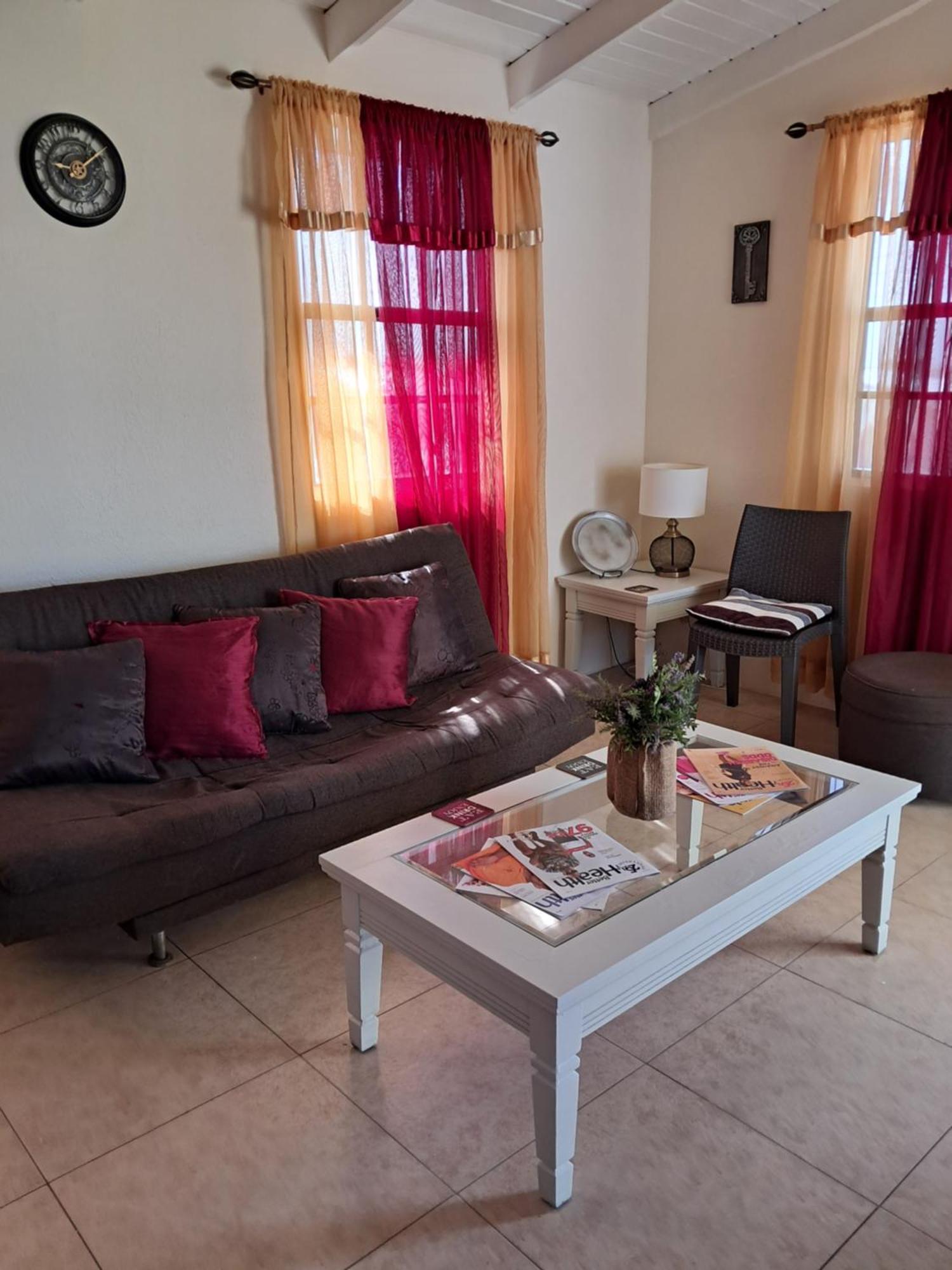 Michand Guest Apartments- Cozy One Or Two Bedroom- 5 Walk Minutes From Airport 10 Mins Drive To Oistins Or Beach Christ Church Dış mekan fotoğraf