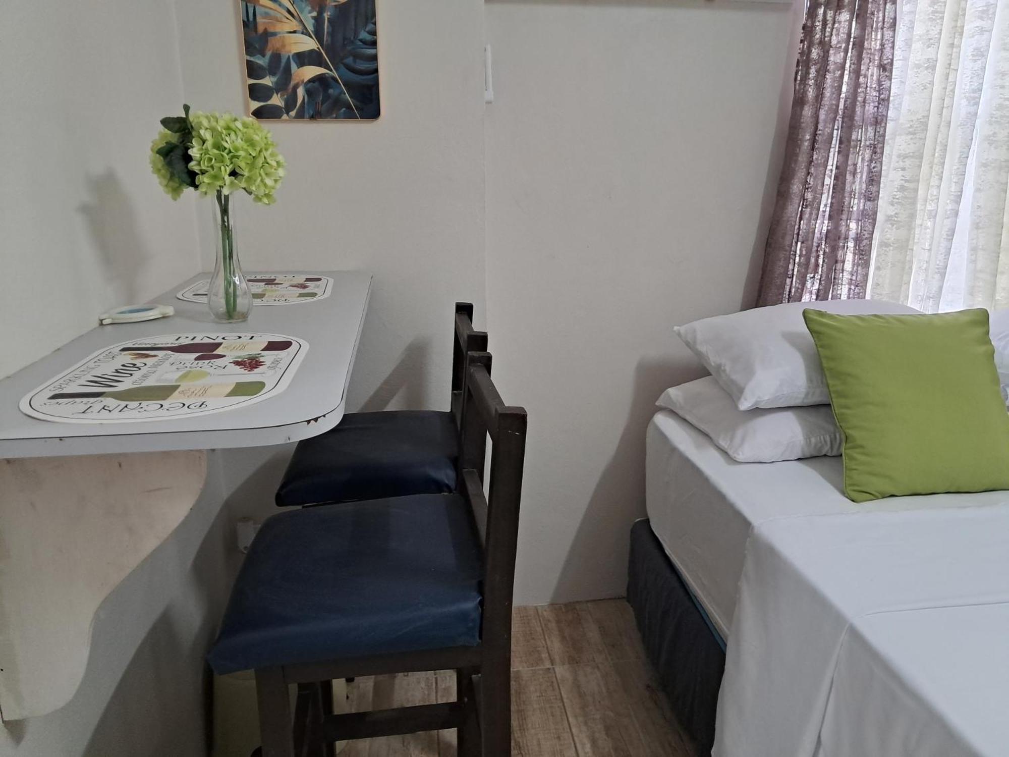 Michand Guest Apartments- Cozy One Or Two Bedroom- 5 Walk Minutes From Airport 10 Mins Drive To Oistins Or Beach Christ Church Dış mekan fotoğraf