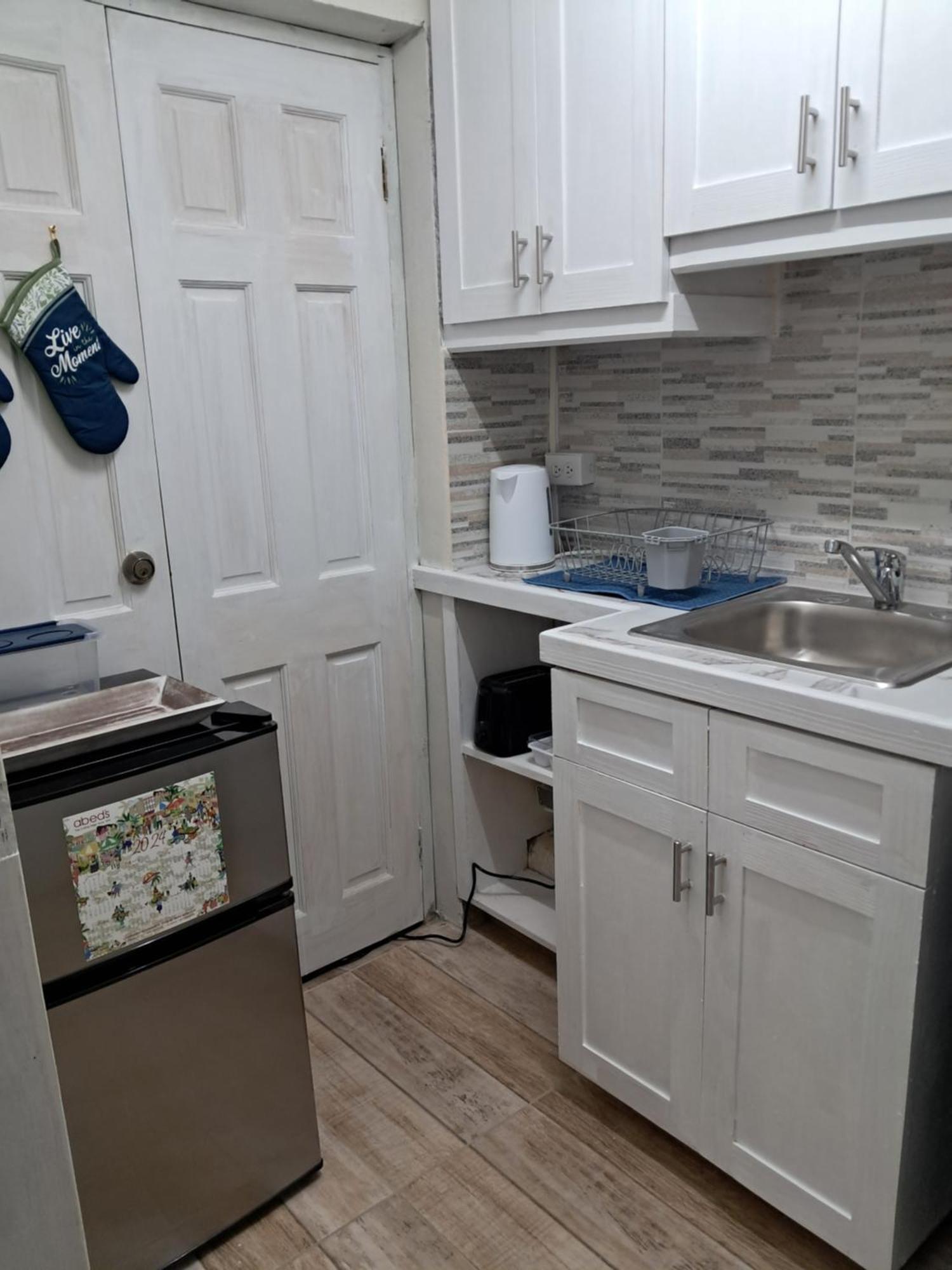 Michand Guest Apartments- Cozy One Or Two Bedroom- 5 Walk Minutes From Airport 10 Mins Drive To Oistins Or Beach Christ Church Dış mekan fotoğraf