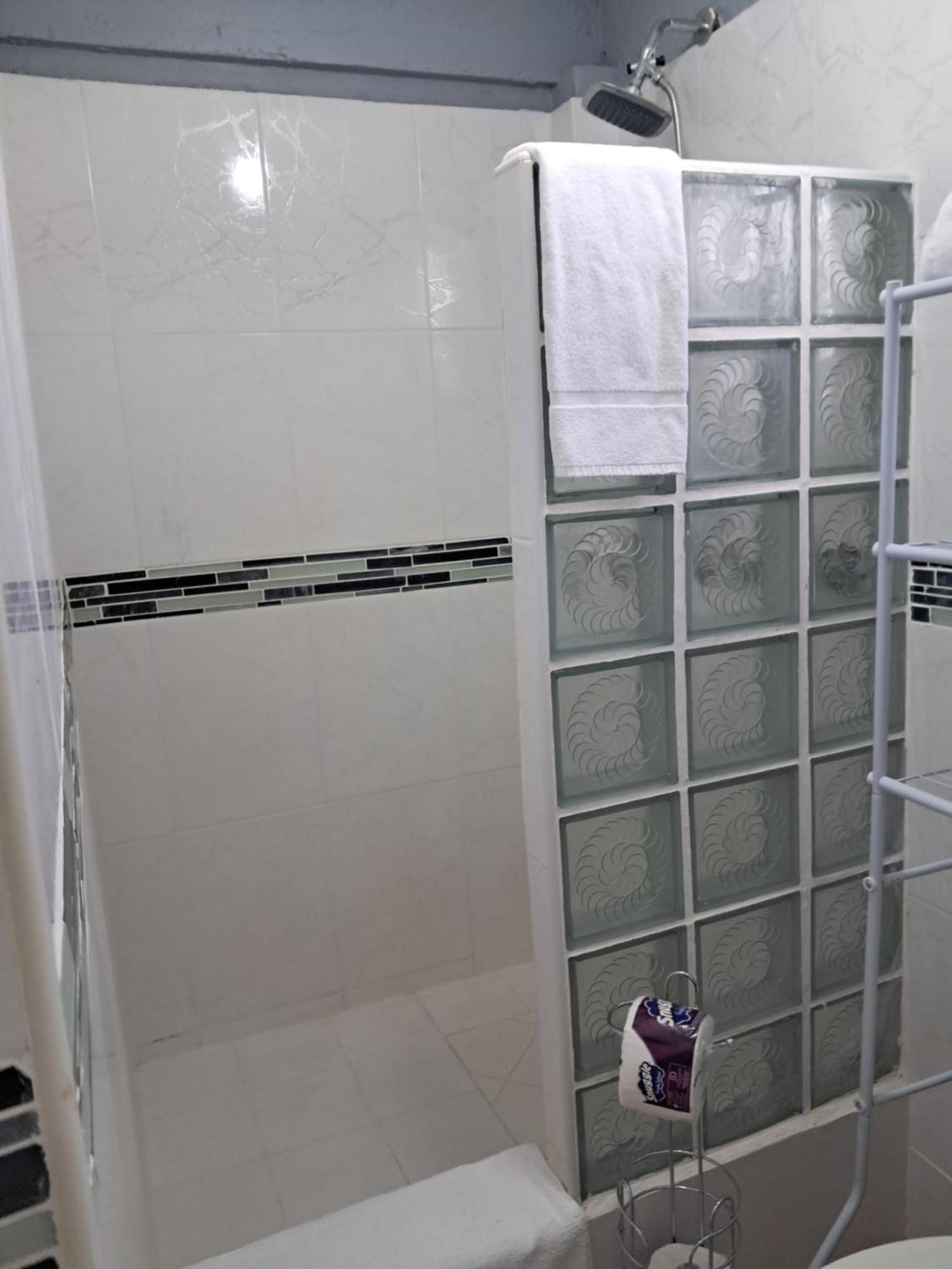Michand Guest Apartments- Cozy One Or Two Bedroom- 5 Walk Minutes From Airport 10 Mins Drive To Oistins Or Beach Christ Church Dış mekan fotoğraf