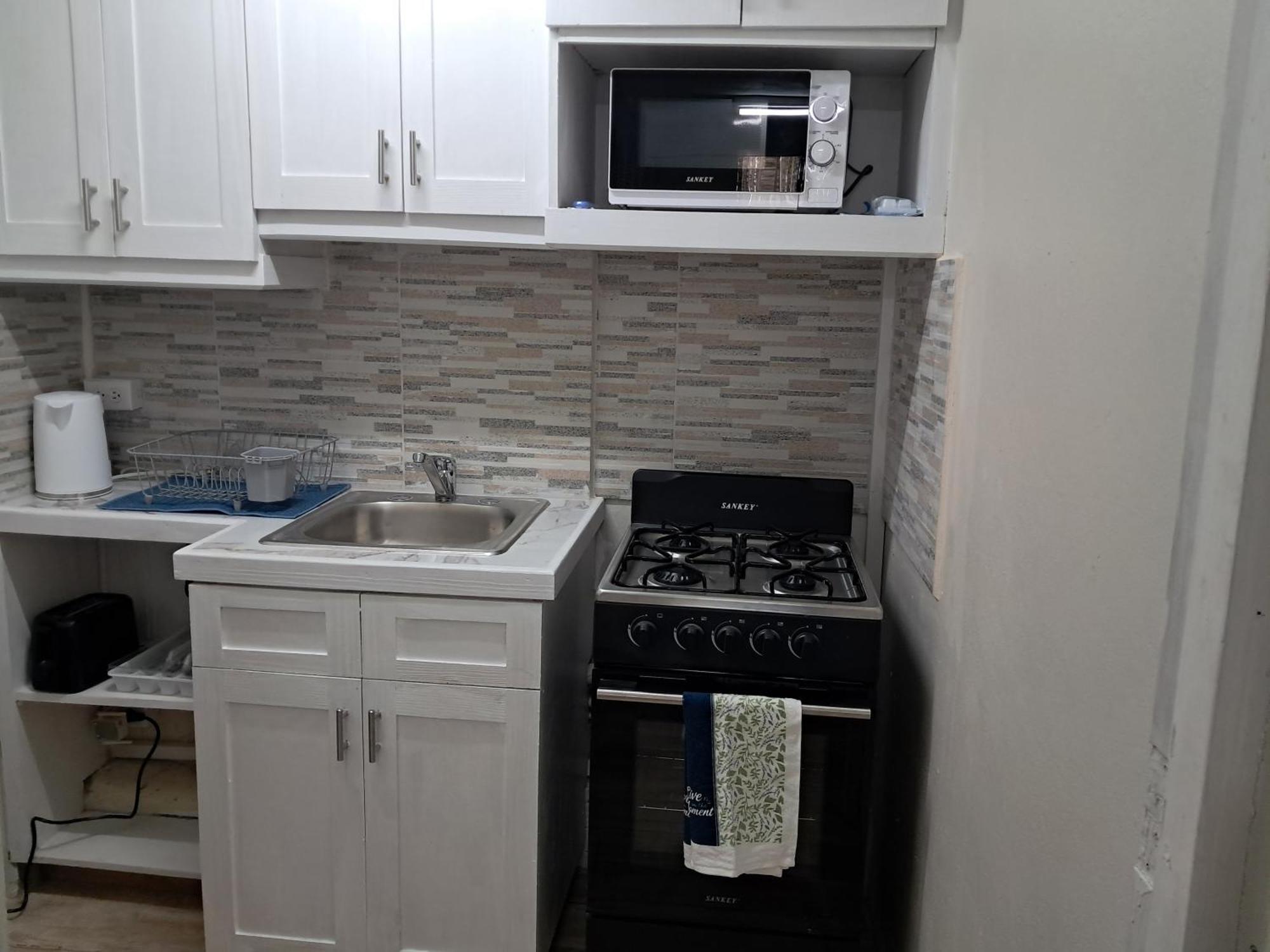 Michand Guest Apartments- Cozy One Or Two Bedroom- 5 Walk Minutes From Airport 10 Mins Drive To Oistins Or Beach Christ Church Dış mekan fotoğraf