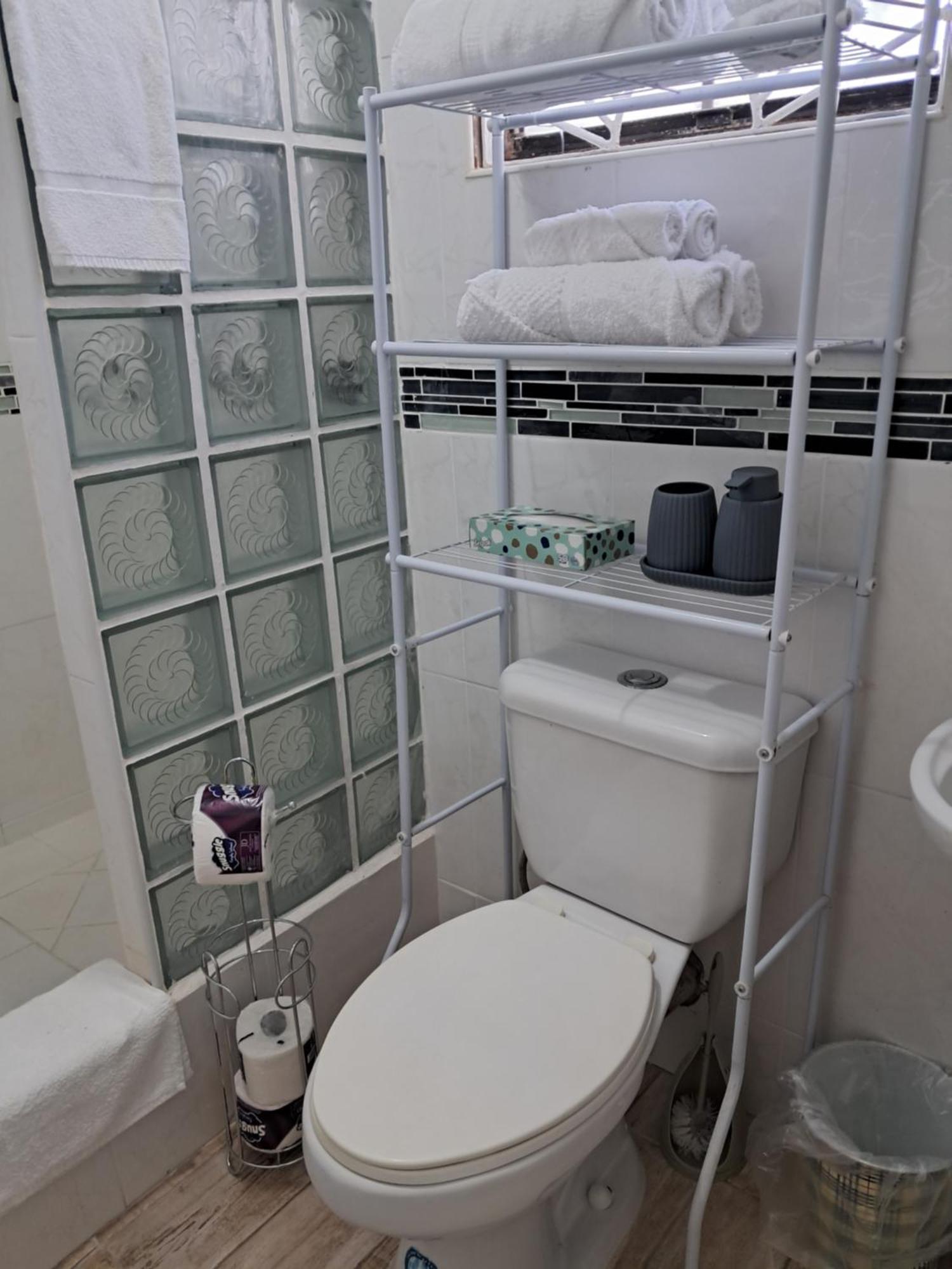 Michand Guest Apartments- Cozy One Or Two Bedroom- 5 Walk Minutes From Airport 10 Mins Drive To Oistins Or Beach Christ Church Dış mekan fotoğraf