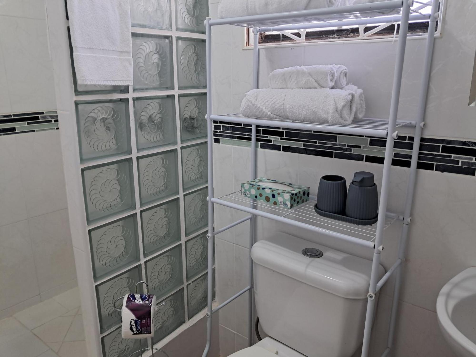Michand Guest Apartments- Cozy One Or Two Bedroom- 5 Walk Minutes From Airport 10 Mins Drive To Oistins Or Beach Christ Church Dış mekan fotoğraf